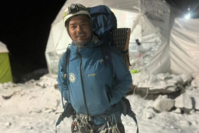 without oxygen support skalzang rigzin from india reached the top of mount everest