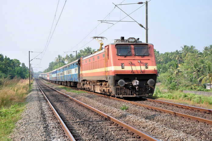 Howrah-bound train from Mumbai receives bomb threat, cleared after checking