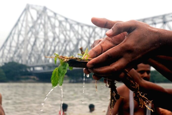 devotees perform pitru tarpan on the occasion of sarvapitra amavasya